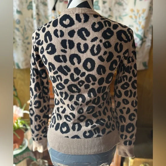 Cheetah Sweater - Picture 2 of 5
